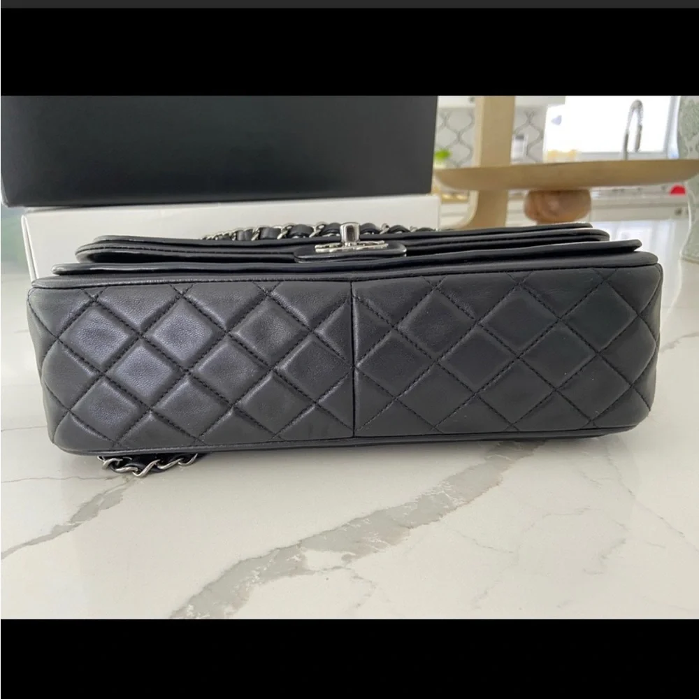 Classic Twist Chanel Bag - Picture 6 of 8